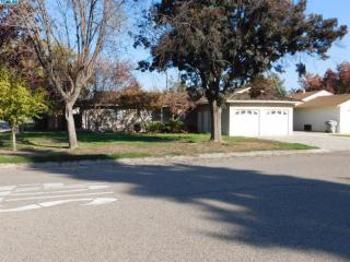 838 Feemster Ave, Visalia CA  93277-4740 exterior