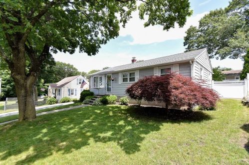 92 Manolla Ave, Warwick, RI 02888-1712