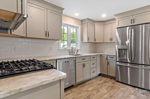 221 Squantum Dr, Warwick, RI 02888-5346