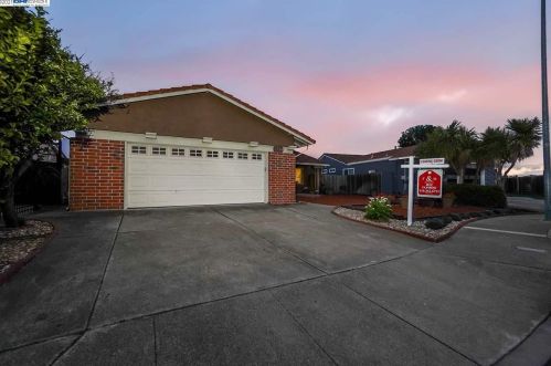 2520 Columbine Dr, Hayward, CA 94545-4544