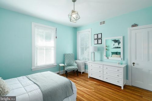 220 Washington Ave, Tavistock NJ 08033-3323 exterior