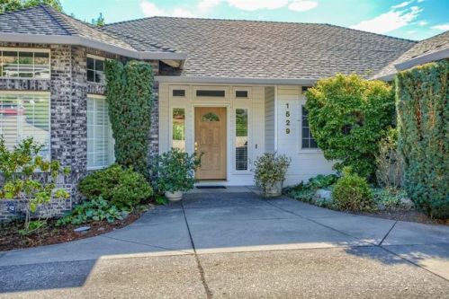 1529 Satellite Dr, Medford OR  97504-9072 exterior