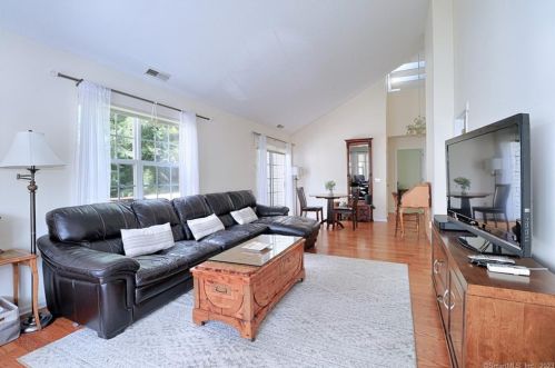 617 Foxboro Dr, Norwalk, CT 06851-1149