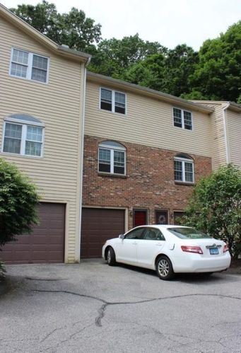 142 Howe Ave, Huntington, CT 06484-4104