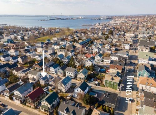 6 Potter St, Middletown, RI 02840-3922