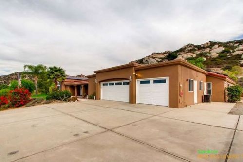 1002 School House Rd, Ramona, CA 92065-1590