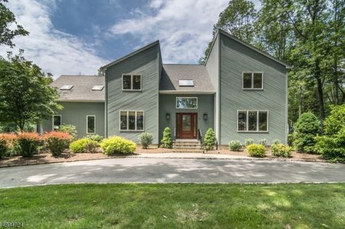 2 Orchard Dr, Dover, NJ 07869-2722