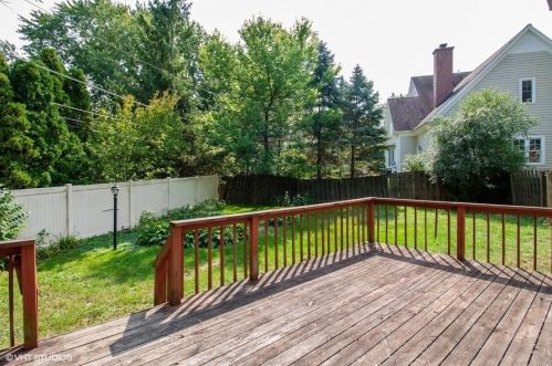 201 Walker Ave, Willowbrook IL 60514-1342 exterior