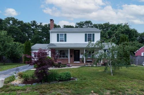 135 Brookside Dr, North Kingstown, RI 02852-2005