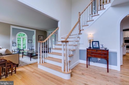 11210 Elmview Pl, Great Falls, VA 22066-3039