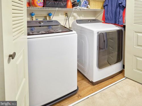 24 Cheverny Ct, Trenton NJ 08619-4718 exterior