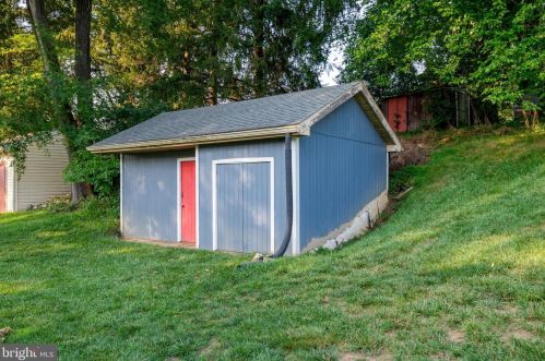 319 Devon Dr, Lancaster PA  17603-4609 exterior