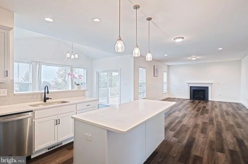 1009 Glen View Dr, York PA  17403-9680 exterior