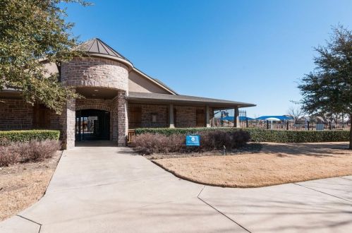 524 Crown Oaks Dr, Fort Worth TX  76131-4264 exterior