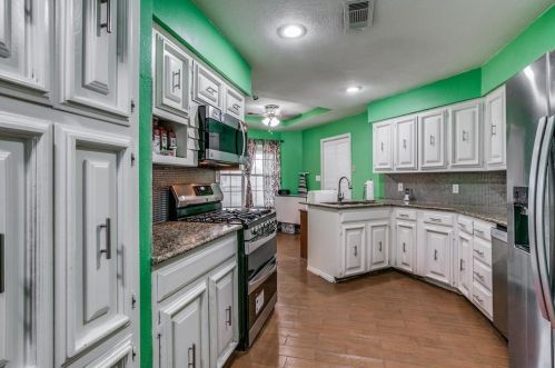 1726 Southampton Dr, Carrollton TX 75007-2623 exterior