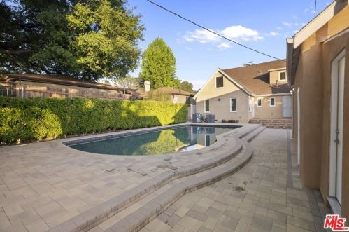 2417 Glenoaks Blvd, Glendale CA  91206-3027 exterior