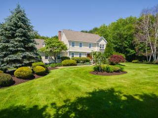 3 Fawn Meadow Ln, Huntington, CT 06484-2415