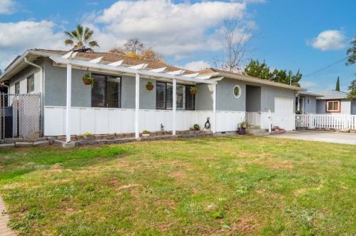 633 Fern St, Escondido, CA 92027-2105