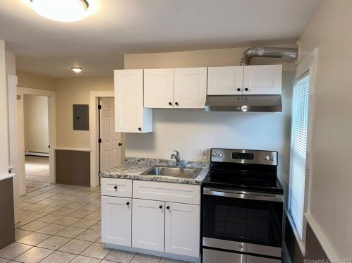 67 Cliff St, Huntington CT  06484-3005 exterior