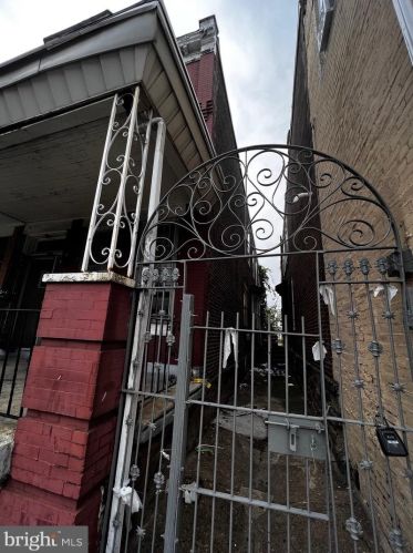 656 52nd St, Philadelphia, PA 19143-2637