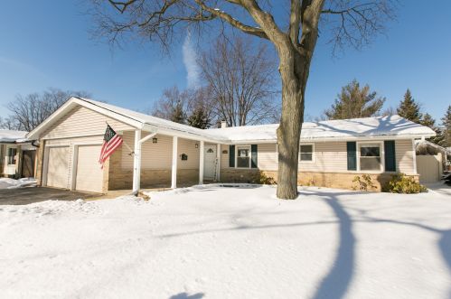 240 Peach Tree Ln, Elk Grove Vlg, IL 60007-4022