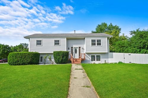 420 Buckingham Dr, Bull Valley, IL 60014-7455