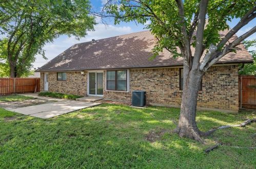 2612 Avenida Loop, Irving TX  75062-5131 exterior