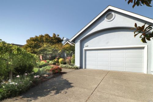 1073 Elsbree Ln, Windsor, CA 95492-7930