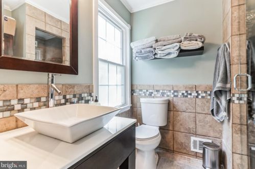 7318 Eggar Woods Ln, Springfield VA  22153-2012 exterior