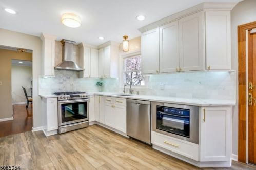 6 Bromley Dr, Parsippany, NJ 07054-1406
