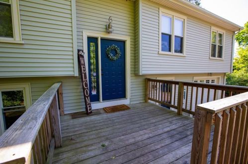 31 Lighthouse Ln, Warwick, RI 02889-5447