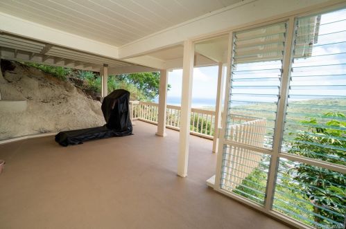 1072 Kaumoku St, Honolulu HI  96825-1306 exterior