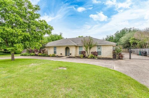 720 Bluebird St, Fort Worth, TX 76140-5432