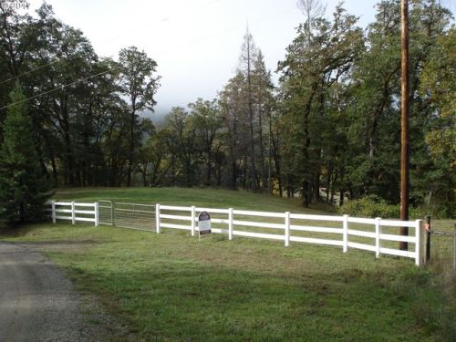 520 Wolf Valley Dr, Umpqua, OR 97486-9730