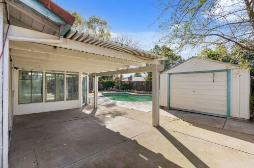8716 Lodestone Cir, Elk Grove CA  95624-2520 exterior