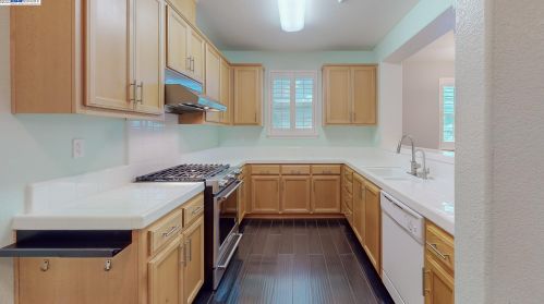 2737 Ships Rd, Hayward, CA 94545-4774