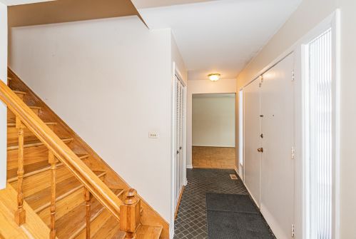 127 Tottenham Ln, Elk Grove Vlg, IL 60007-3818