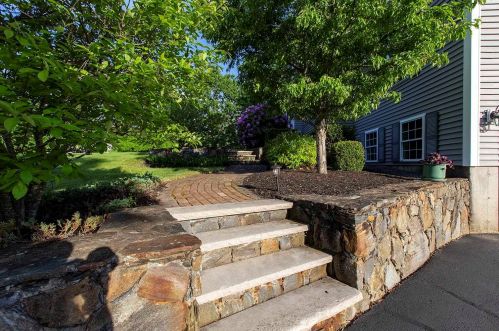 11 Spruce Ln, Stratham, NH 03885-2494