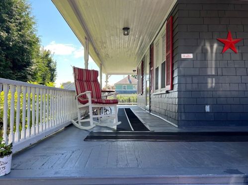 48 Brinton Ave, Warwick, RI 02889-6105