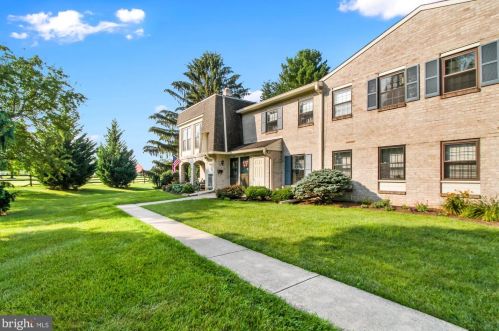 38 Valleybrook Dr, Lancaster PA  17601-4617 exterior