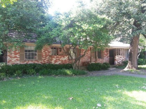 7555 Brentcove Cir, Dallas TX  75214-1808 exterior