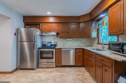 14 Sleepy Hollow Rd, Parsippany, NJ 07834-9320