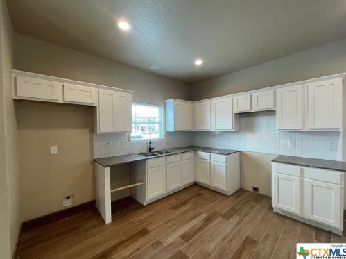 1172 Sycamore St, Seguin TX  78155-2125 exterior