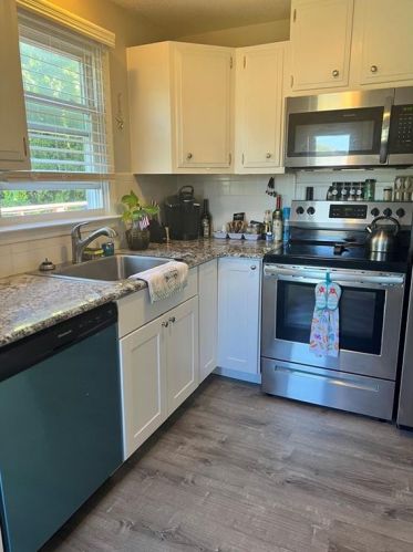 6 Niles St, Westerly, RI 02891-1659