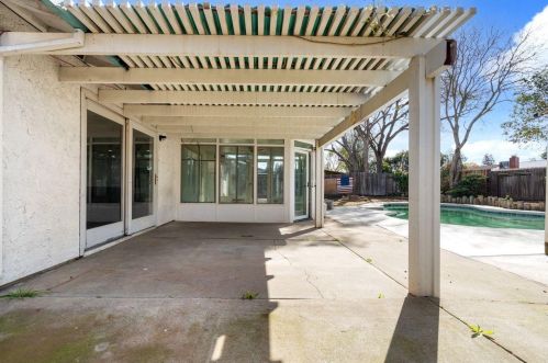 8716 Lodestone Cir, Elk Grove CA  95624-2520 exterior