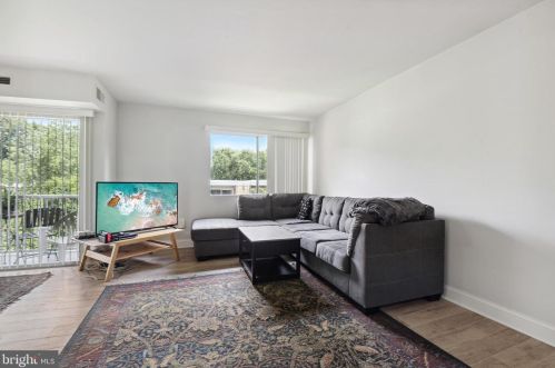 2910 Kings Chapel Rd, Falls Church, VA 22042-1106