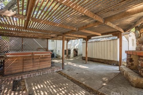 3300 Montrose Ave, Glendale CA 91214-3341 exterior