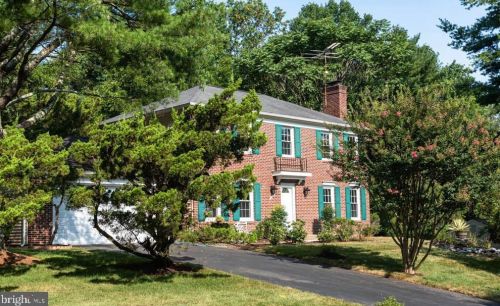 1126 Edward Dr, Great Falls, VA 22066-2111