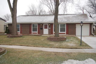 1301 Kennedy Dr, Streamwood, IL 60107-1117
