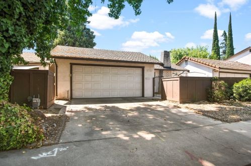 2716 Barcelona Dr, Modesto, CA 95354-3209